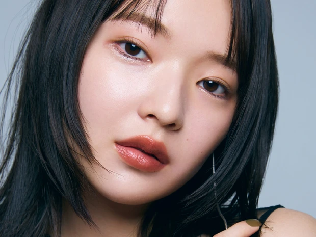 大粒ラメは、下まぶたor目まわりに効かせて視線をキャッチ。Lakaのプチプラシャドウが大活躍！【MAQUIAプチプラコスメグランプリ2025】