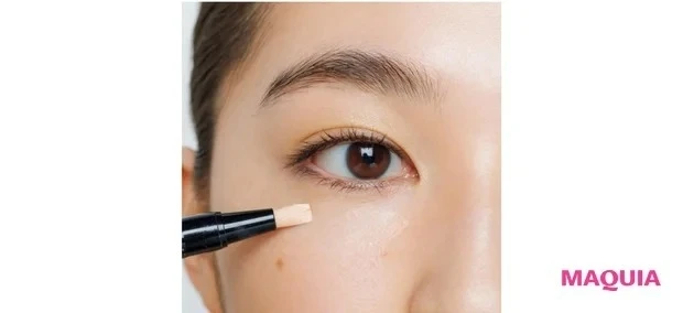 コンシーラーでクマをカバーする様子