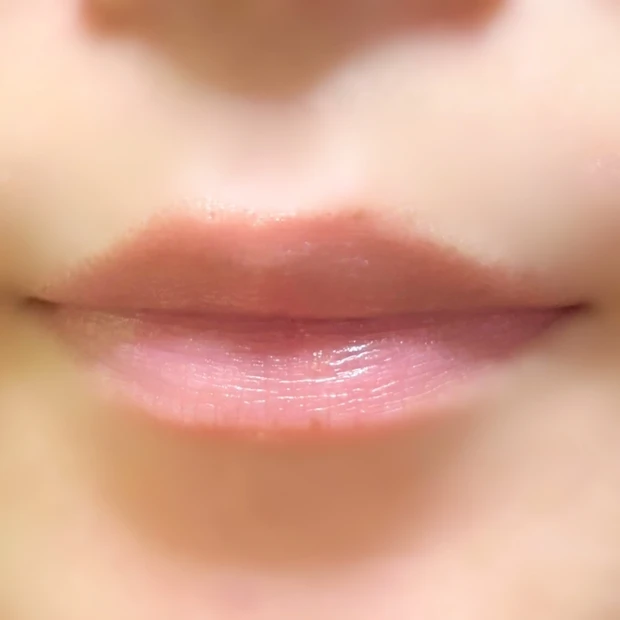 石原さとみがおすすめする名品「ロコベース　リペアリップクリーム」のスウォッチ