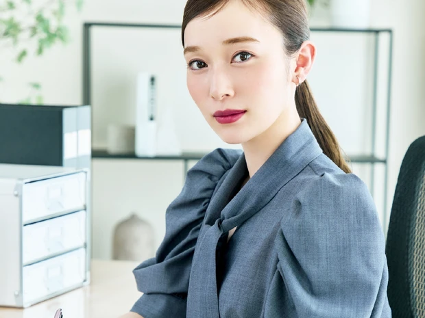 【秋新色でオフィスメイク】“OLれなぁ”こと守屋麗奈さんが実践！会社員におすすめのコスメ7選