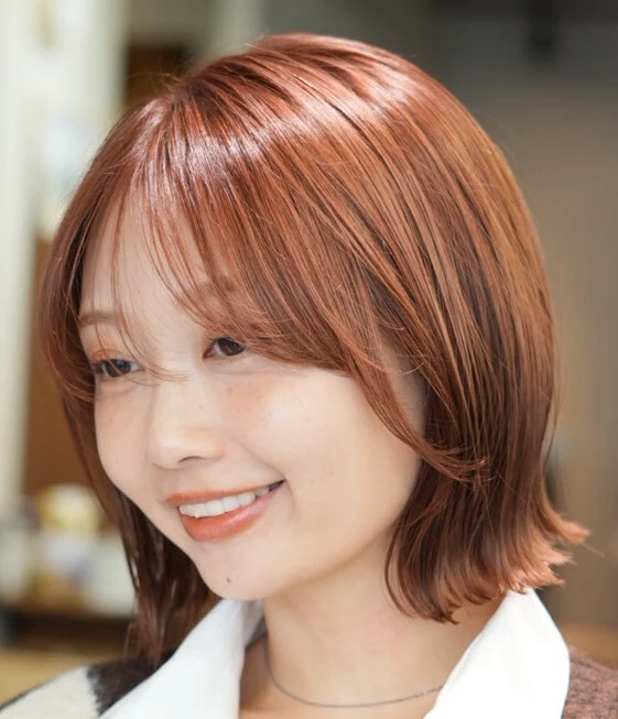髪型　ボブ　レイヤーボブ　小顔ヘア　明るめ　前髪あり　サイド