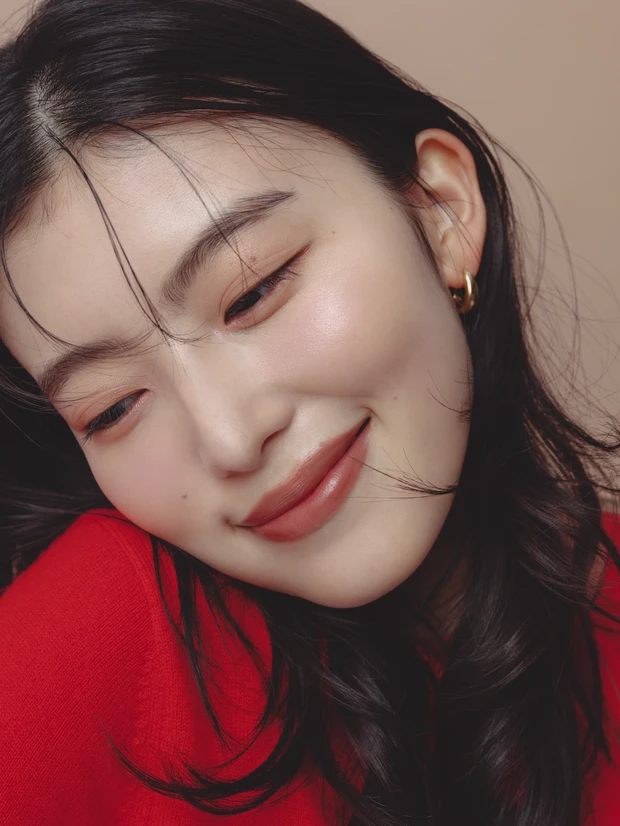 ユニクロ UNIQLO カシミヤニット ラムクルーネックセーター ピンクチーク ピンクアイシャドウメイク やり方