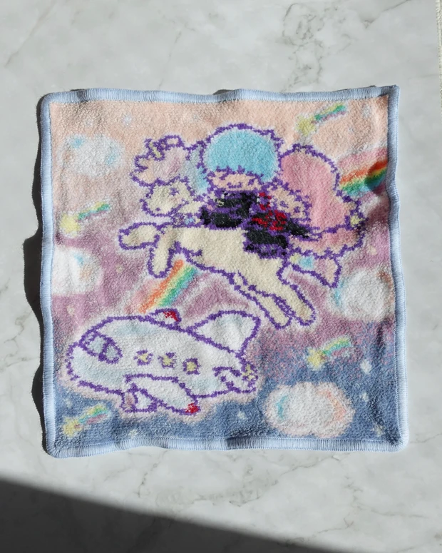 JAL×サンリオ×フェイラー 50周年記念コラボアイテム JAL制服姿のキキとララが描かれた限定デザイン