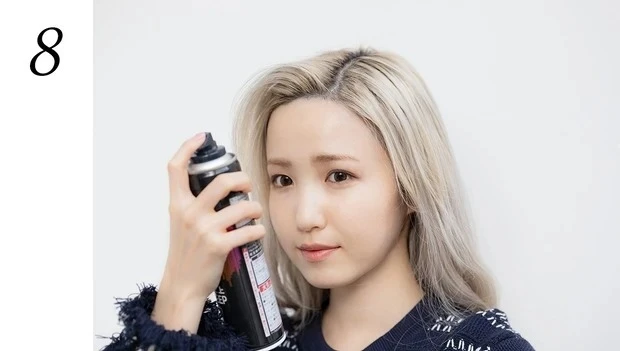 本田仁美さんのヘアアレンジ・前髪スタイリングのポイントは?_8. 仕上げにキープスプレーを根元に吹きかけ、さらにホールドさせる。