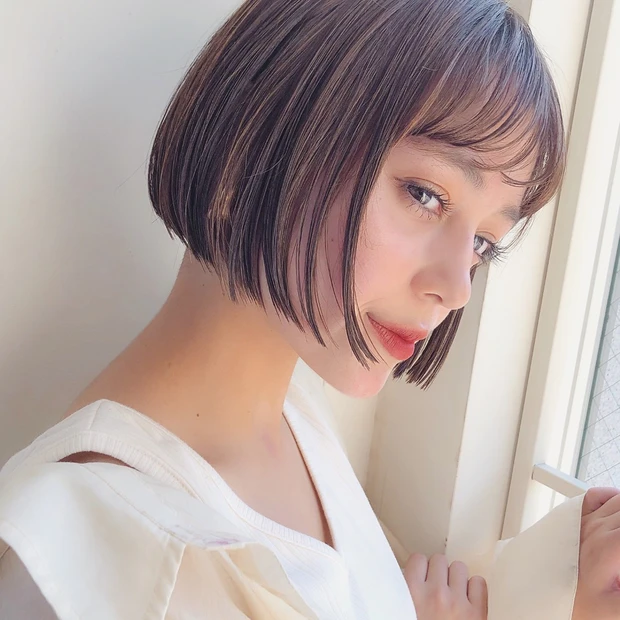 前下がりボブの髪型・ヘアスタイルまとめ｜小顔見え＆お洒落印象も叶う大人におすすめのヘアスタイル【最新ヘアカタログ】 | マキアオンライン(MAQUIA  ONLINE)