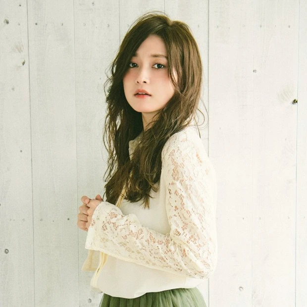 外国人風のツヤ質感で差をつける 上品カジュアルなシルキーロング