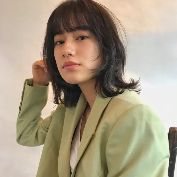 ウルフカットとは？_顔まわりが短くてバックが長めのシルエットをしたカット_2