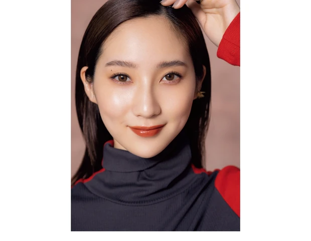 ブラック眉はあえての隙間生かし