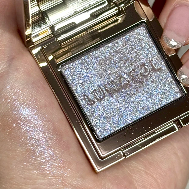 ルナソル モノアイカラーレーション 11ミスティックソワレを手にスウォッチした画像 煌めきのイメージ