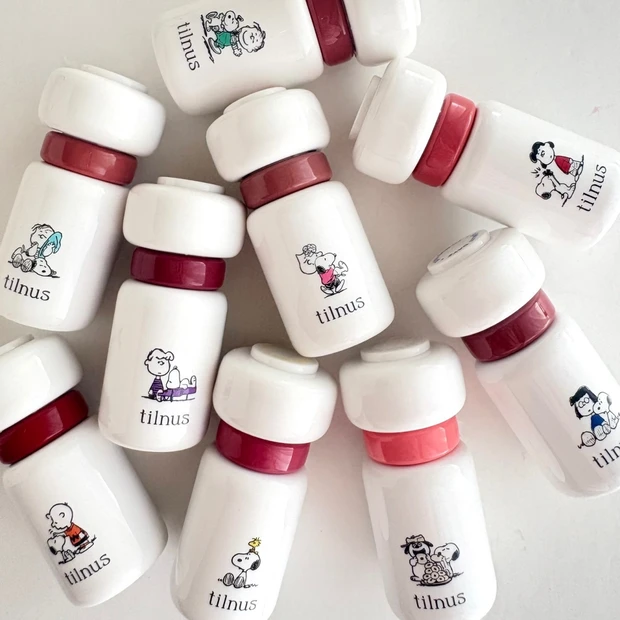 『PEANUTS』×ティルナスの限定リップをスウォッチ！ スヌーピーと仲間たちのコラボデザインが発売中