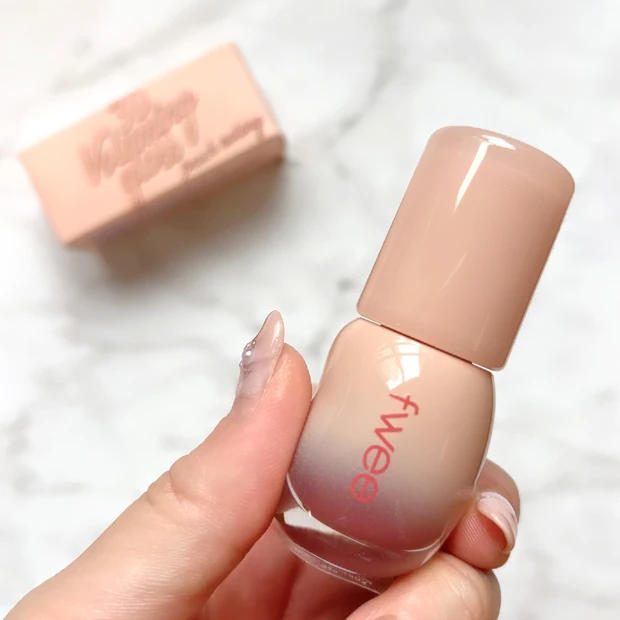 fwee 3Dボリューミンググロス 日本限定色 ピーチウーロン70％のボトル