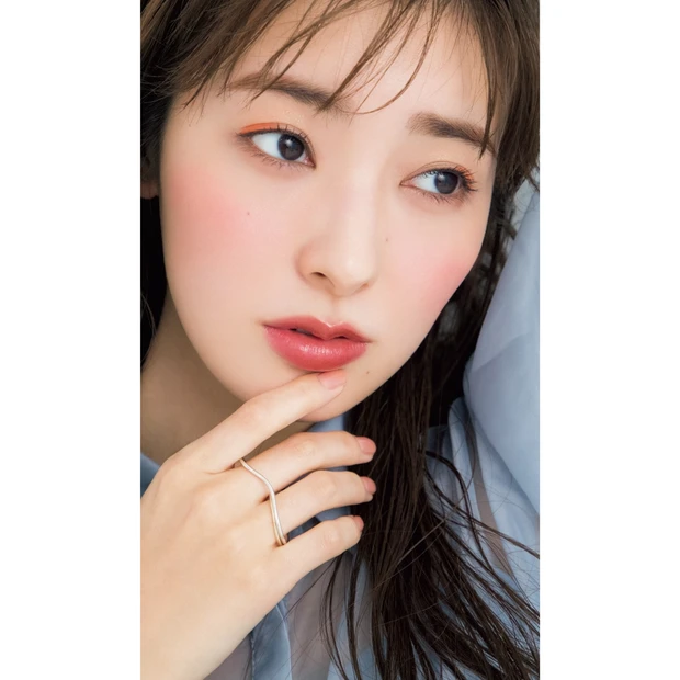 ビビッドカラーは目尻だけで主張する