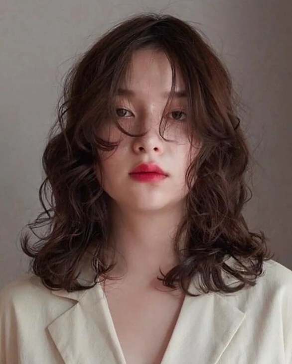 ヘアカタログ ミディアム ミディアムヘア 前髪あり 正面 暗髪 パーマ