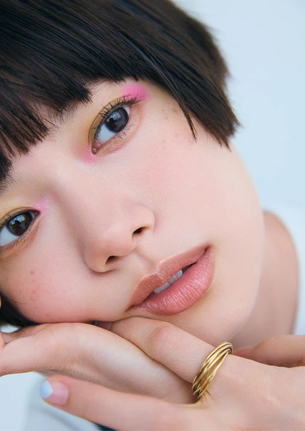 目尻のピンクでまなざしに花を咲かせるメイク