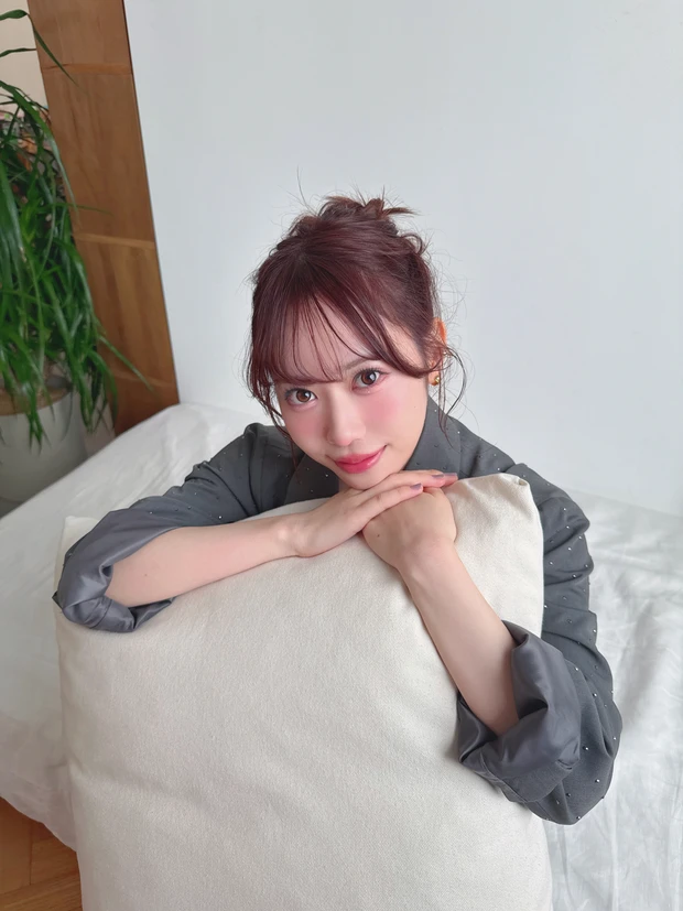 声優伊達さゆり　ベッド　枕　微笑み