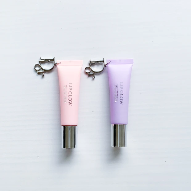 ディオールの2025年新作リップ「アディクト リップ グロウ バター」。血色感と保湿を叶えるリップバームの製品写真。