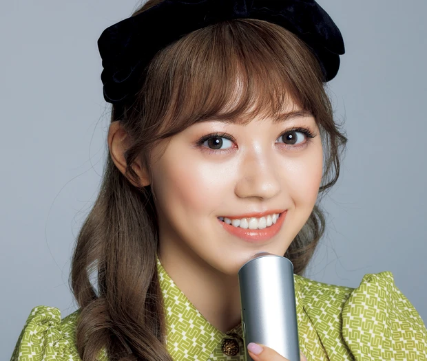 君島幸季さんがサロニア アクアピーリングデバイスを使用している様子