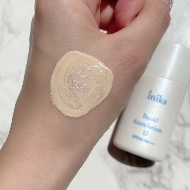 メイク 化粧 ファンデーション 手