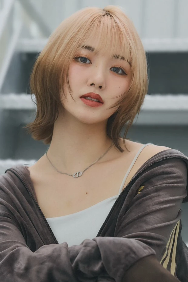 髪型　ボブ　レイヤーボブ　エンドカラー　ハイトーン　前髪あり　スタイリング