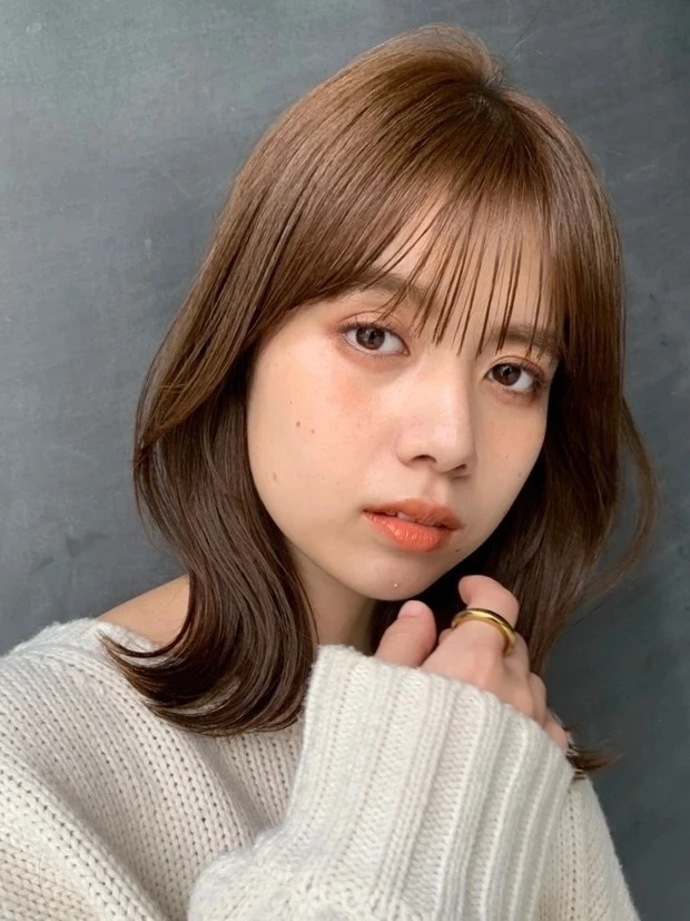 大人 おすすめ ミディアムレイヤーヘア ヘアアレンジ スタリング法 外ハネ くびれヘア