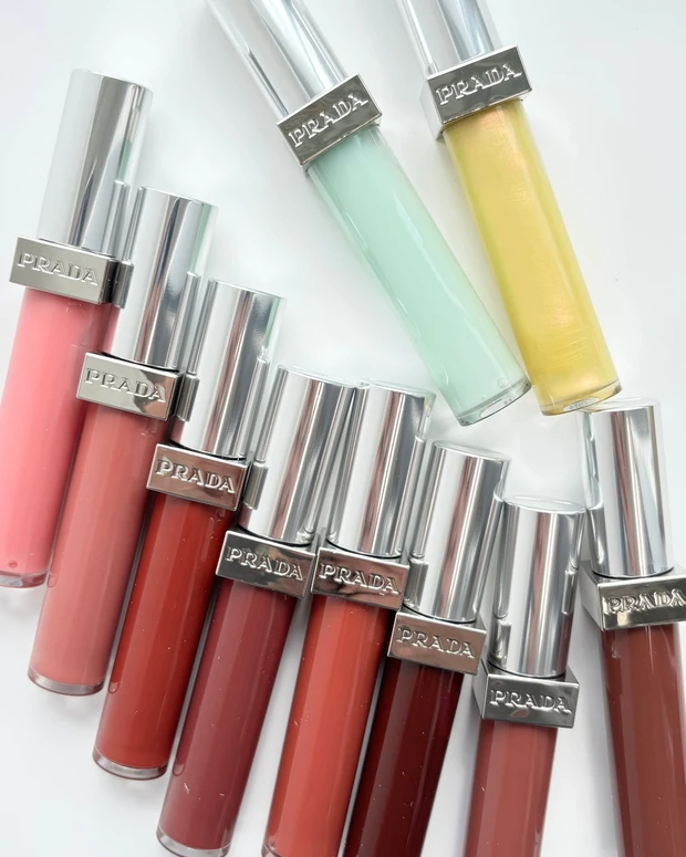 プラダ ビューティ ブランド初リップグロス 「リフレクション リキッド バーム グロス」
