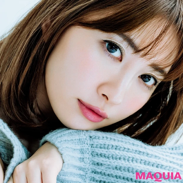 こじはるが魅せる! 最旬きらめきグレイでつくるノーブル顔メイク