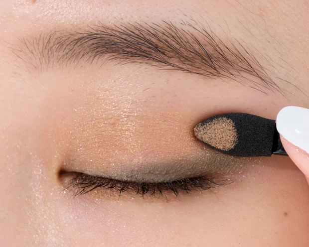 【一重メイクのやり方】トレンドのカーキシャドウを使うなら? ベージュシャドウの合わせ技でメリハリEYE_6