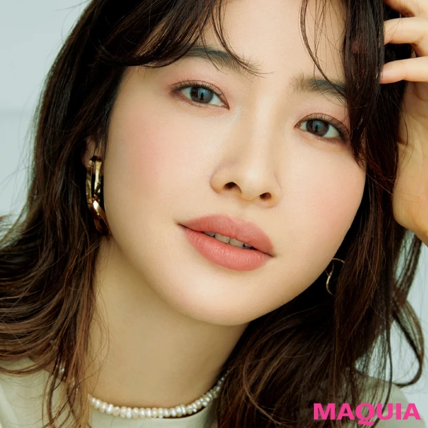 お仕事シーンに映える！ オフィスの蛍光灯の下では、ピンクメイクで青ぐすみ…