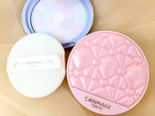 キャンメイクのホリデーはフィニッシュパウダー2種が登場！ 限定パケも注目【クリスマスコフレ2025】