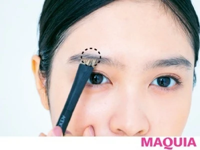 基本の眉の描き方_パウダーをブレンドし黒目上からのせていく