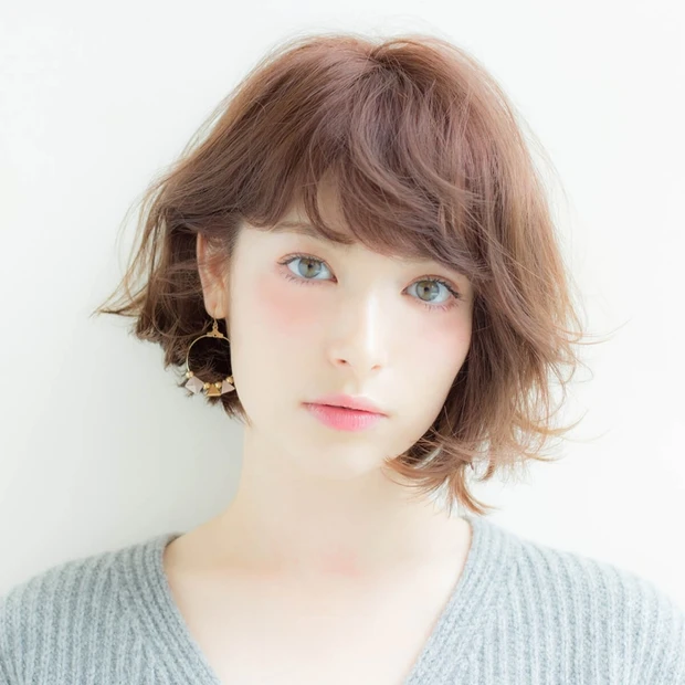 神秘的な輝きを放つヘアカラー「モーヴベージュ」で印象派な女性に