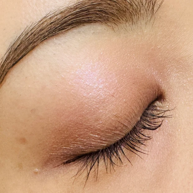 キャンメイクのシルキースフレアイズ 12 モーニングビオラの使用イメージ