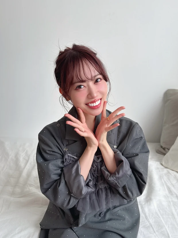 声優伊達さゆり　ベッド　笑顔