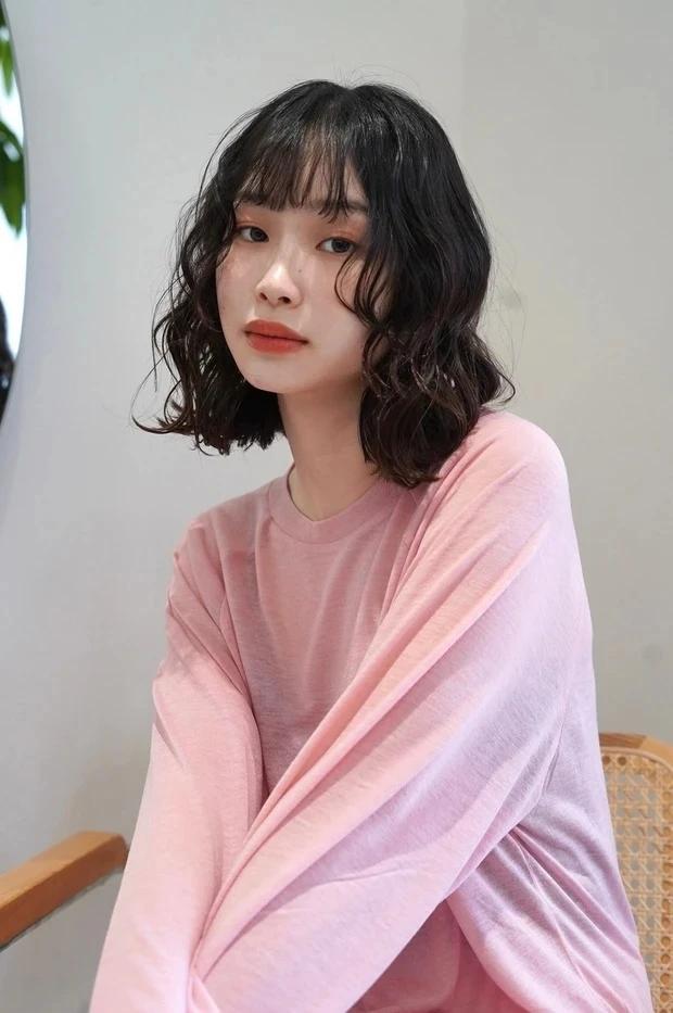 Un amiの髪型・ヘアスタイルまとめ_ロブヘア_【大人のロブパーマ】大きめカール×ランダム前髪の抜け感たっぷりなニュアンスロブヘア