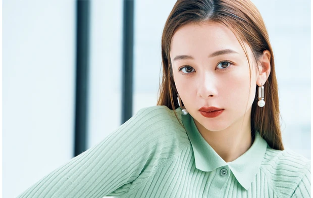 知性を感じさせる「細めグレイッシュ眉」