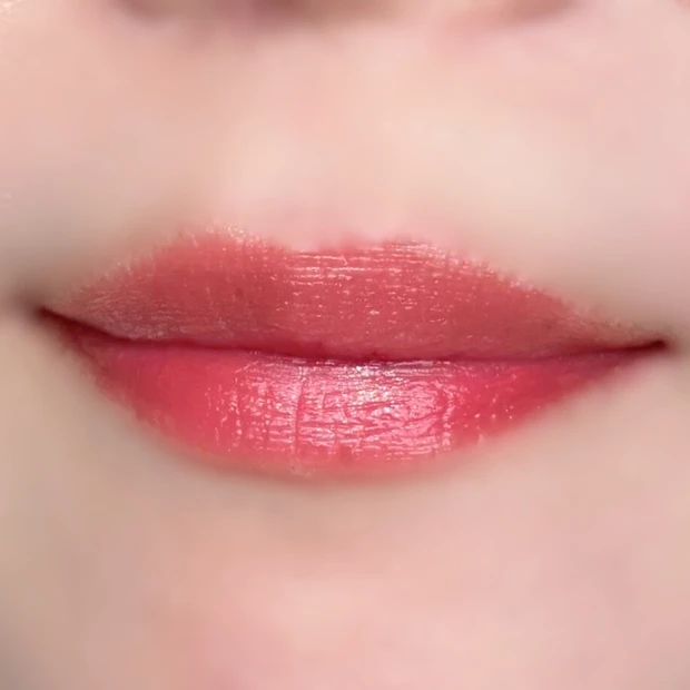 唇に塗った“01 ナチュラルピンク”の実際の仕上がり