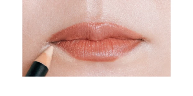 リップは上唇は丸く、下唇はキュッ