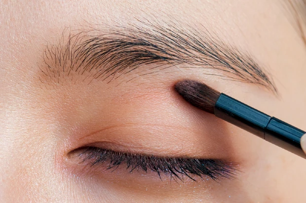 ピンクのアイパレットで作るおすすめピンクメイク5選_4.「ピンク」をミニマム塗り! すっきり美人アイのピンクメイク_3