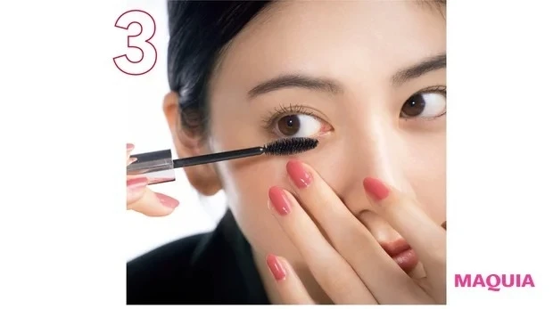 三吉彩花さんの最新ベストメイク_3. 下まつ毛にもささっと。自然な目力に