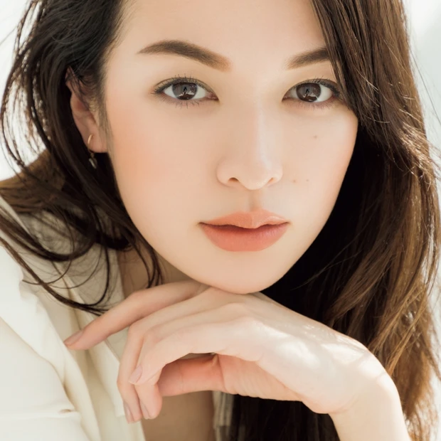 小顔効果も抜群！ イエベに似合う夏のトレンドカラー、ベージュチーク