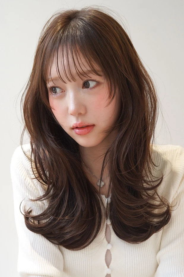 髪型　セミロング　くびれヘア　前髪あり　サイド