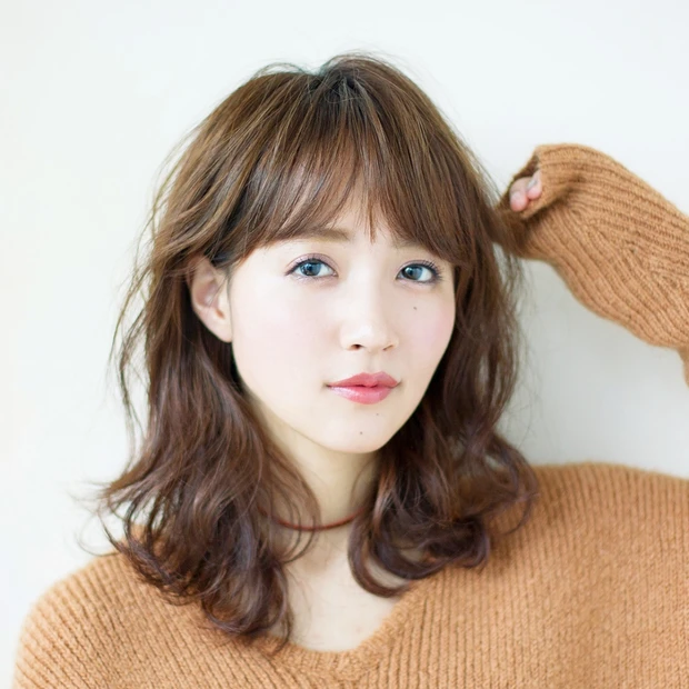 小顔効果バツグン！ 最新シースルーバングでウェーブミディをアップデート