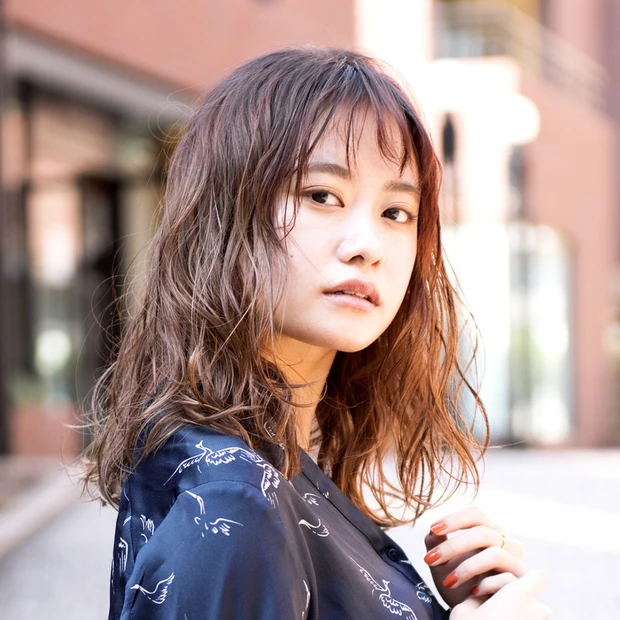 スタイリングが楽々！ 濡れ髪ウェーブで、高感度な大人っぽセミディ