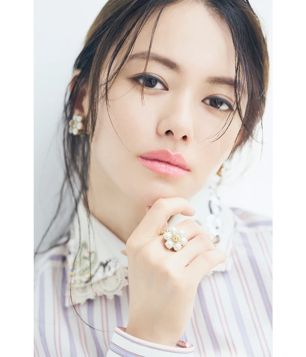 山本舞香　グッチビューティ　ピンクリップ　クチュールブランド　ミントネイル