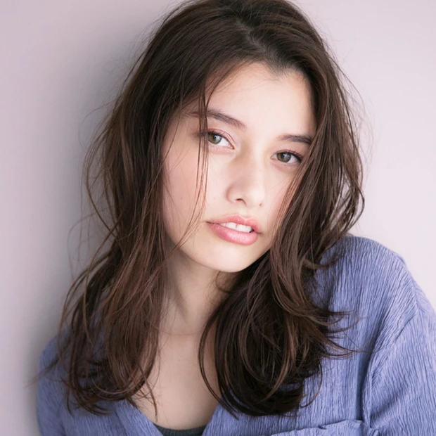 タイトシルエット×外ハネで遊ぶ、ちょっぴりビターなゆるウェーブセミロング