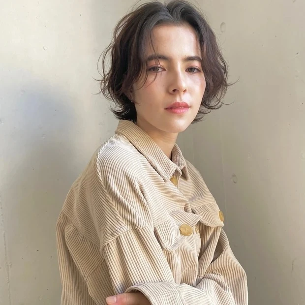 伸ばしかけ　髪型　ショート　抜け感たっぷりのハラリバングパーマ