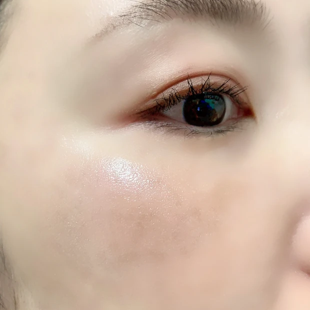 頬の高い位置に「グレイズド ラベンダー」を仕込んだ写真。自然光。