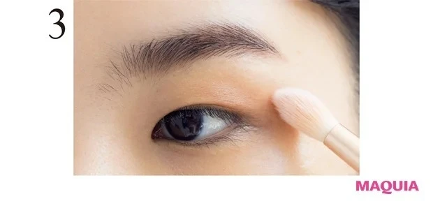 一重メイクの革命的HOW TO_3. アイシャドウは横ワイドに