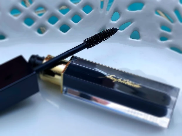 一塗りでくっきりぱっちり。大人なモードカラーのAmplitudeのボリュームマスカラ_1_2