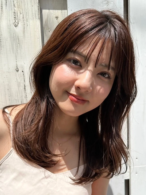 暗めの髪色 シースルーバング×フォギーベージュのセミロング